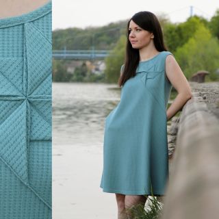 Šaty Origami Svoboda, radost ze života, mořský vánek, a něžná pohlazení se zhmotnila do těchto nových šatů od Jarosy....